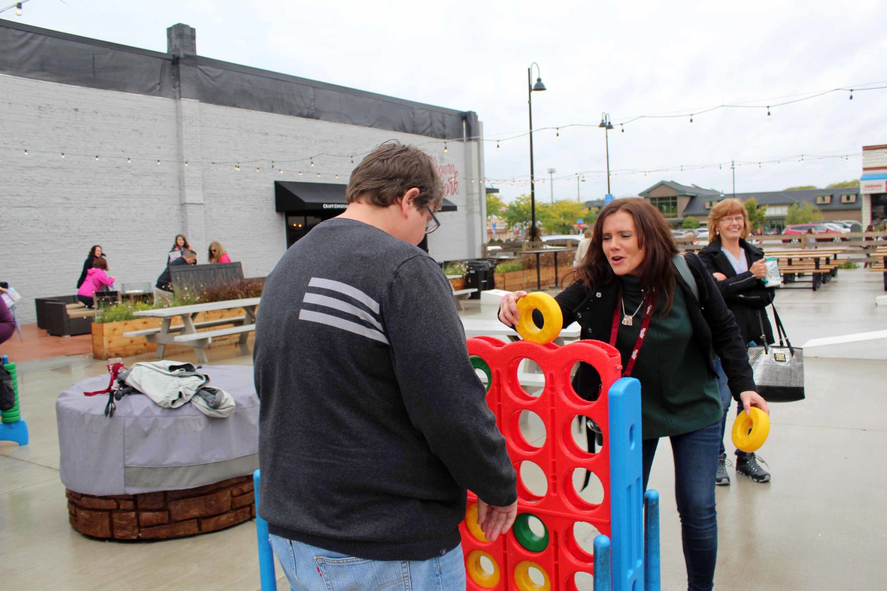 Jessica and Trisha play connect four